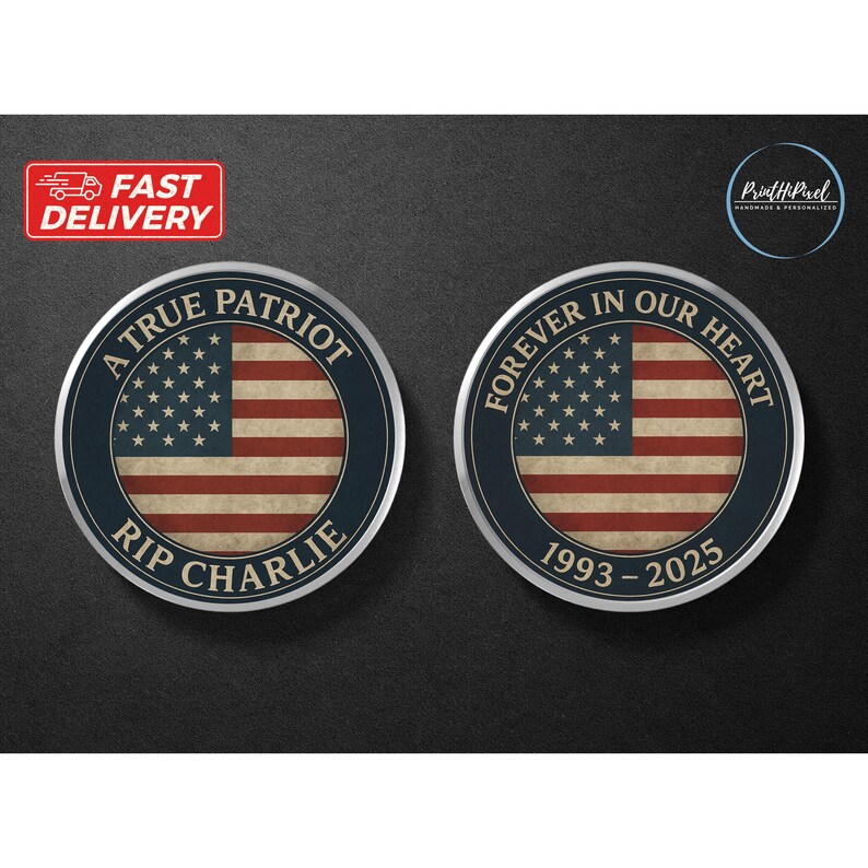 Op de afbeelding: Twee ronde herdenkingsmunten met een Amerikaans vlagontwerp. E&eacute;n munt leest "A True Patriot RIP Charlie" en de andere "Forever in Our Heart 1993-2025". De munten hebben een blauwe rand en zilveren accenten.