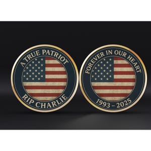 Op de afbeelding: Twee ronde herdenkingsmunten met een ontwerp van de Amerikaanse vlag. E&eacute;n munt leest "A True Patriot RIP Charlie" en de andere "Forever in Our Heart 1993-2025". De munten hebben een gouden rand en een donkerblauwe rand.