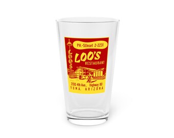 Può includere: Un bicchiere di pinta in vetro trasparente con un logo rosso e giallo per il ristorante Loo's. Il logo presenta un edificio stilizzato con un tetto rosso e finiture gialle. Il testo sul logo recita "Loo's Restaurant", "2100 4th Ave... Highway 80", e "YUMA. ARIZONA". Il numero di telefono "PH.-Sunset 2-2231" è anche stampato sul logo.
