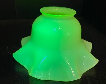 Antique Vintage Victorian Uranium Vaseline Glass Opalescent Tulip Lamp Light Shade