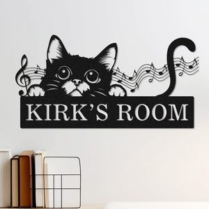 Può includere: Un cartello da parete in metallo nero con la silhouette di un gatto che sporge dalla parte superiore. Il cartello dice "KIRK'S ROOM" e ha note musicali che si trascinano dietro la coda del gatto.