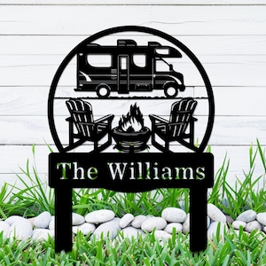 カスタムRVキャンプ場メタルサイン、パーソナライズされたハッピーキャンパーサインヤードサイン、ファミリーキャンプメタルサイン、キャンプ場の装飾、キャンピングカーギフト