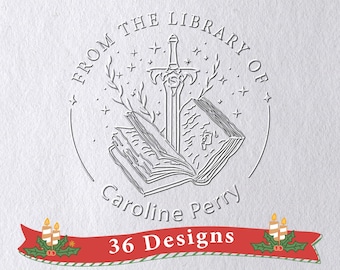 Puede incluir: Una ilustración en blanco y negro de un libro con una espada que sobresale. El texto "From the Library of Caroline Perry" está escrito alrededor de la imagen. El texto "36 Designs" está escrito en una pancarta roja y blanca a rayas con una rama de acebo verde a cada lado.