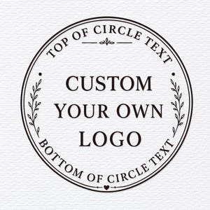 Può includere: Un design grafico circolare in bianco e nero con il testo TOP OF CIRCLE TEXT in alto e BOTTOM OF CIRCLE TEXT in basso. Il centro mostra le parole CUSTOM YOUR OWN LOGO, fiancheggiate da due rametti di foglie verticali su ogni lato.