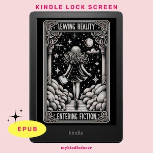 Könnte beinhalten: Eine Schwarzweißillustration eines Mädchens, das von einem Tor weggeht, mit dem Text "Leaving Reality" und "Entering Fiction" auf einem Kindle E-Reader.