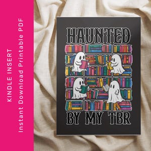Op de afbeelding: Zwarte print met spoken die boeken lezen voor kleurrijke boekenplanken. De tekst luidt "HAUNTED BY MY TBR" in een decoratief lettertype. Een roze verticale balk aan de linkerkant heeft de tekst "KINDLE INSERT Direct Download Printbare PDF".