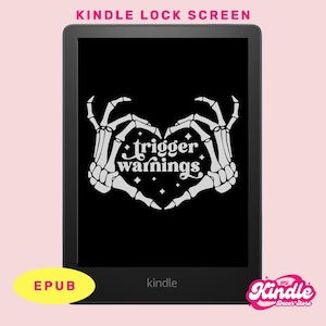 Puede incluir: Una imagen en blanco y negro de una mano de esqueleto haciendo un corazón con el texto "trigger warnings" dentro. La imagen se muestra en un lector electrónico Kindle.