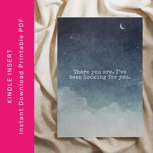 Könnte beinhalten: Ein digitaler Druck mit einem Aquarell-Nachthimmel. Das Bild zeigt einen Farbverlauf von Blau und Weiß mit einem Mond und Sternen. Der Text lautet: „There you are. I've been looking for you.“