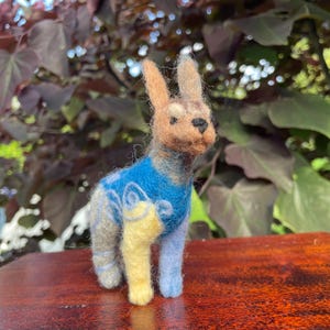 Muñeca de arte hecha a mano con fieltro de aguja, criatura fantástica de patchwork