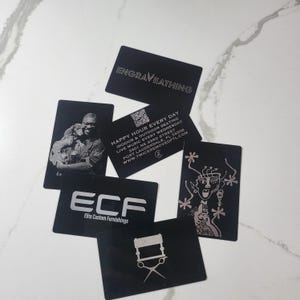 Schwarze personalisierte individuell gravierte Visitenkarten aus Metall. Ihr Logo oder Firmenname