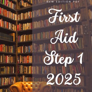 Puede incluir: Una portada de libro con el título "First Aid Step 1 2025" en texto blanco sobre un fondo marrón. El fondo es una estantería llena de libros. Hay un sillón de cuero marrón en primer plano.