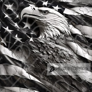 Puede incluir: Una ilustración digital en blanco y negro de un águila calva con las alas extendidas, sobre un fondo de bandera estadounidense desgastada. La cabeza del águila está girada hacia la izquierda y sus ojos están fijos en el espectador. El texto "PATRIOT RVGCREATIONS DIGITAL DESIGNS" es visible en la esquina inferior derecha de la imagen.