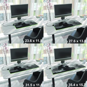 Puede incluir: Una configuraci&oacute;n de escritorio de computadora con un monitor, teclado y mouse. Una alfombrilla de rat&oacute;n en blanco y negro con un dise&ntilde;o de fantas&iacute;a y ribete verde est&aacute; centrada en el escritorio. La alfombrilla mide 60 x 30 cm.