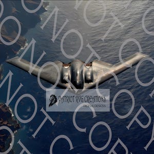 Puede incluir: Un bombardero furtivo gris volando sobre un océano azul oscuro. El avión tiene una forma de ala distintiva. La imagen incluye el texto "Patriot RVG Creations Digital Designs".
