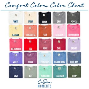 Puede incluir: Carta de colores que muestra 20 colores diferentes de camisetas de Comfort Colors. Los colores est&aacute;n dispuestos en cuatro filas de cinco colores cada una. Los colores incluyen blanco, marfil, negro, gris, pimienta, pl&aacute;tano, terracota, &ntilde;ame, flor, ar&aacute;ndano, sand&iacute;a, rojo, ladrillo, chile, orqu&iacute;dea, violeta, baya, chambray, mezclilla lavada, mezclilla azul, azul marino, bah&iacute;a, arrecife de isla, espuma de mar y c&aacute;&ntilde;amo.