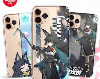 Pode incluir: Três capas de telemóvel transparentes com ilustrações de personagens estilo anime. V1 mostra uma personagem chibi com orelhas de raposa. V2 mostra uma personagem com orelhas de raposa segurando um cajado longo. V3 mostra uma personagem com texto.