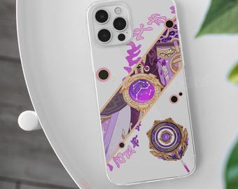 Puede incluir: Funda de teléfono transparente con un diseño morado y dorado. La funda presenta una franja diagonal con una constelación y elementos decorativos. Se incluyen caracteres japoneses y un pequeño emblema. La funda está sobre una superficie blanca.