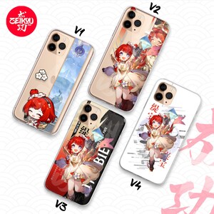 Könnte beinhalten: Vier transparente Smartphone-Hüllen mit Anime-Charakter-Illustrationen, rotem Haar und weißer Kleidung. Jede Hülle zeigt ein einzigartiges Design, einschließlich Texten wie 'TRIPLETS OF FATE' und chinesischen Schriftzeichen sowie grafischen Elementen wie blauen Kristallen.