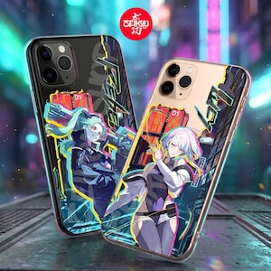 Puede incluir: Dos fundas para smartphone con ilustraciones de personajes estilo anime y vibrantes acentos de neón. Los diseños incorporan elementos de ciudad futurista, tipografía llamativa y un logotipo circular rojo con el texto GEIKOU.