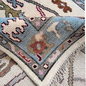 Handmade Oushak Wool Rug: Pastel Geometric Turkish Style