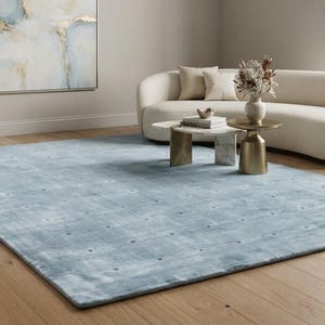 Hellblauer Teppich – Minimalistisches, gepunktetes Gittermuster – Handgetufteter Wollteppich – Teppich in Sondergröße