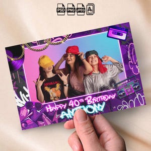 以下が含まれることがあります： 3人の写真が写った誕生日カード。紫とピンクの背景に、帽子をかぶった3人が写っています。カードはレトロなデザインで、ラジカセ、カセットテープ、そして「Happy 40th Birthday Anthony」の文字が描かれています。