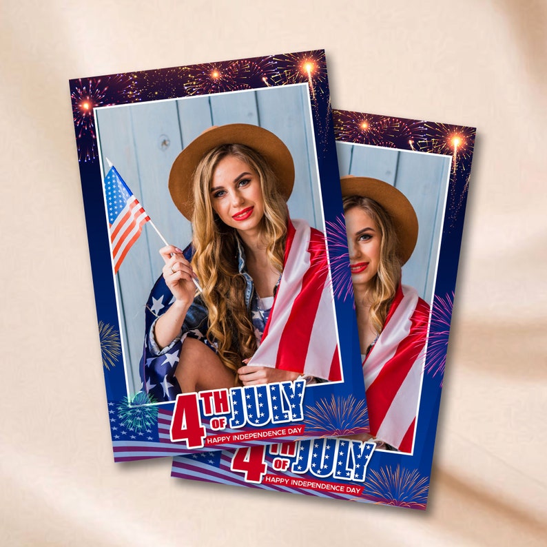 Puede incluir: Dos accesorios de cabina de fotos con un tema de bandera estadounidense rojo, blanco y azul. Los accesorios presentan un fondo azul con fuegos artificiales y el texto "4th of July Happy Independence Day".