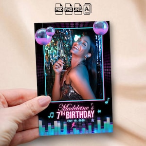 Könnte beinhalten: Eine rechteckige Geburtstagseinladungsvorlage im Disco-Stil mit rosa Discokugeln, einem blauen Rahmen und einem Foto einer Person mit einem Glas. Der Text lautet "Madeleine's 7TH BIRTHDAY JULY 18, 2026", ergänzt durch Noten und ein Wellenmuster.