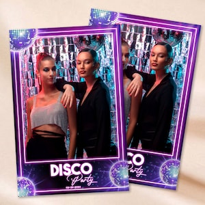 Peut inclure: Deux femmes posent dans un photomaton violet néon sur le thème de la boule à facettes. Le photomaton a un fond violet et argenté avec des boules à facettes et le texte "Disco Party 03-29-2024".