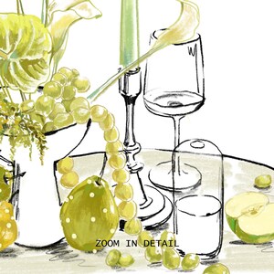 Puede incluir: Un bodeg&oacute;n con un jarr&oacute;n blanco con flores verdes y amarillas, una vela verde, una copa de vino y una manzana verde sobre una mesa con una superficie marr&oacute;n claro. El texto "ZOOM IN DETAIL" es visible en la parte inferior central de la imagen.