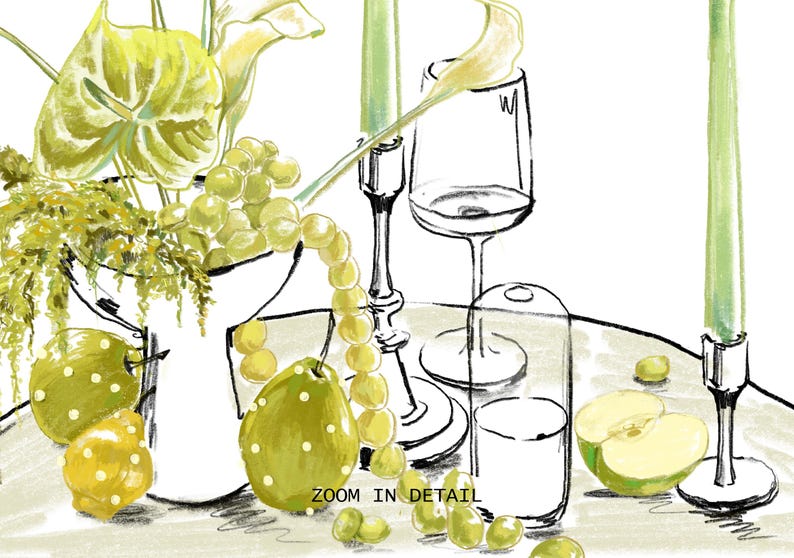 Puede incluir: Un bodeg&oacute;n con un jarr&oacute;n blanco con flores verdes y amarillas, una vela verde, una copa de vino y una manzana verde sobre una mesa con una superficie marr&oacute;n claro. El texto "ZOOM IN DETAIL" es visible en la parte inferior central de la imagen.