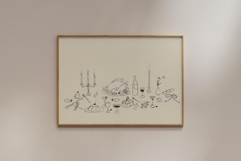 Op de afbeelding: Een ingelijste illustratie met een Thanksgiving-dinersc&egrave;ne. De zwart-wit tekening toont een gebraden kalkoen, wijnflessen, glazen, een kandelaar en andere feestelijke elementen. Het kunstwerk wordt weergegeven in een houten lijst.