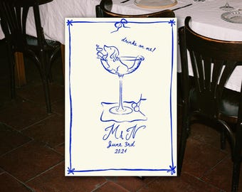 Letrero personalizado "Bebe por mi cuenta", perro personalizado sentado sobre un martini, invitación de boda, dibujo a mano de una bebida de boda caprichosa