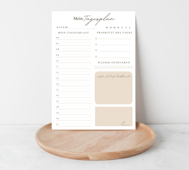 May include: A printable daily planner with a simple design. The planner includes sections for daily tasks, priorities, and water intake. The text on the planner reads "Mein Tagesplan", "Datum", "Mein Tagesablauf", "M D M D F S S", "Priorit&auml;t des Tages", "Wasser Getrunken", and "wofer ich heute lopbar ber".