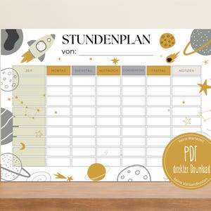 Könnte beinhalten: Ein weiß-beiger Wochenplaner mit Weltraum-Motiv, der eine Rakete, Planeten und Sterne zeigt. Der Planer enthält Abschnitte für jeden Wochentag und Notizen, mit dem Titel "STUNDENPLAN" oben.