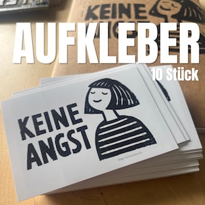 Könnte beinhalten: Ein Stapel rechteckiger weißer Aufkleber mit einer schwarzen grafischen Illustration einer Person mit Bob-Frisur und gestreiftem Oberteil. Der Text "KEINE ANGST" ist in fetten schwarzen Großbuchstaben links neben der Abbildung gedruckt.