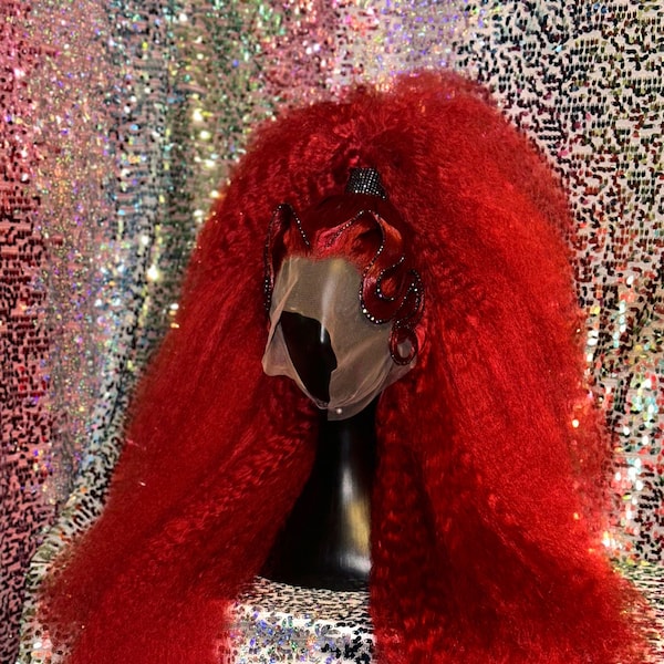 Peluca ondulada Merlot Red Drag con frente esculpido y pedrería de cristal negro