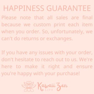 Pu&ograve; includere: Grafica color pesca chiaro con la scritta "HAPPINESS GUARANTEE" in alto. Il testo sottostante spiega la politica di vendita, seguito dal logo Kawaii Zen Life.