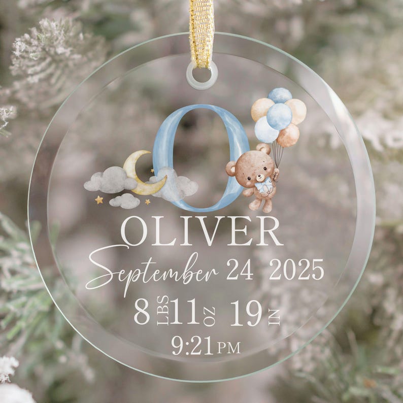 Pu&ograve; includere: Ornamento rotondo e trasparente con un nastro dorato. L'ornamento presenta il nome "OLIVER", la data di nascita, il peso (3,9 kg) e la lunghezza (48 cm). Una "O" blu &egrave; decorata con un orsetto che tiene dei palloncini, una luna e delle nuvole.