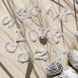 Parche de estampado en caliente con letra de perla blanca personalizada, letras para manualidades de bricolaje, parche para planchar, parches de letras de perla, letras de perla arcoíris para planchar