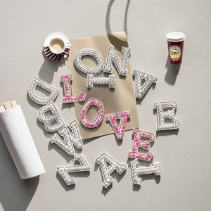 Parche de estampado en caliente con letra de perla blanca personalizada, letras para manualidades de bricolaje, parche para planchar, parches de letras de perla, letras de perla arcoíris para planchar