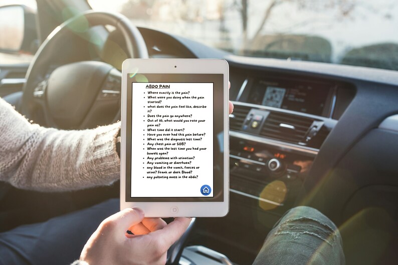 Op de afbeelding: Een witte tablet met een blauwe homeknop toont een lijst met vragen over buikpijn. De tablet wordt vastgehouden door een persoon in een auto.