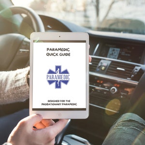 Op de afbeelding: Een witte tabletcomputer met een digitale gids voor ambulancepersoneel. De gids heeft de titel "Paramedic Quick Guide" en bevat een blauw en wit ster-van-leven-logo met het woord "Paramedic" in blauwe tekst. De gids is ontworpen voor ambulancepersoneel in de proeftijd.