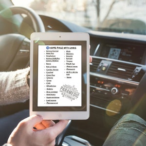Op de afbeelding: Een witte tabletcomputer die een lijst met medische termen en links weergeeft op een website met de titel "Home Page with Links". De tekst "PARAMEDIC" is zichtbaar in de rechterbenedenhoek van het scherm.