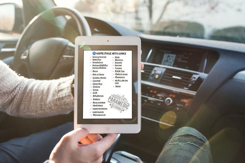 Op de afbeelding: Een witte tabletcomputer die een lijst met medische termen en links weergeeft op een website met de titel "Home Page with Links". De tekst "PARAMEDIC" is zichtbaar in de rechterbenedenhoek van het scherm.