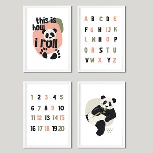 Könnte beinhalten: Satz von vier druckbaren Kinderzimmer-Kunstdrucken mit einem Pandabären. Die Drucke beinhalten das Alphabet, die Zahlen 1-20, ein rollendes Panda und ein Panda, der Bambus isst. Die Drucke haben ein Farbschema in Rosa, Grün und Schwarz.
