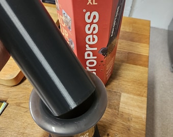 Recipiente para grãos de café AeroPress XL: solução ideal para armazenamento em viagens.