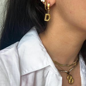 Pendiente de letra globo dorado I Aros con letras I Pendiente de acero inoxidable resistente al agua I Pendiente chapado en oro de 18 quilates I Pendiente personalizado