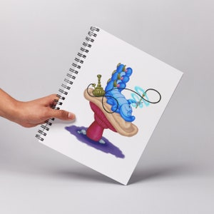 以下が含まれることがあります： 青いイモムシが赤い白のキノコの上に座っています。イモムシは青い帽子をかぶり、細長い体を持っています。キノコは紫色の背景の上にあります。