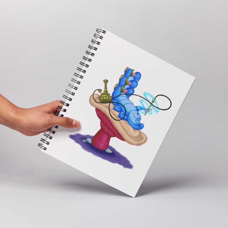 以下が含まれることがあります： 青いイモムシが赤い白のキノコの上に座っています。イモムシは青い帽子をかぶり、細長い体を持っています。キノコは紫色の背景の上にあります。